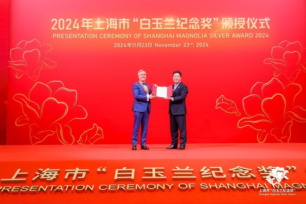图1：维京游轮中国区董事总经理唐博文（Brendan Tansey）荣膺上海市“白玉兰纪念奖”