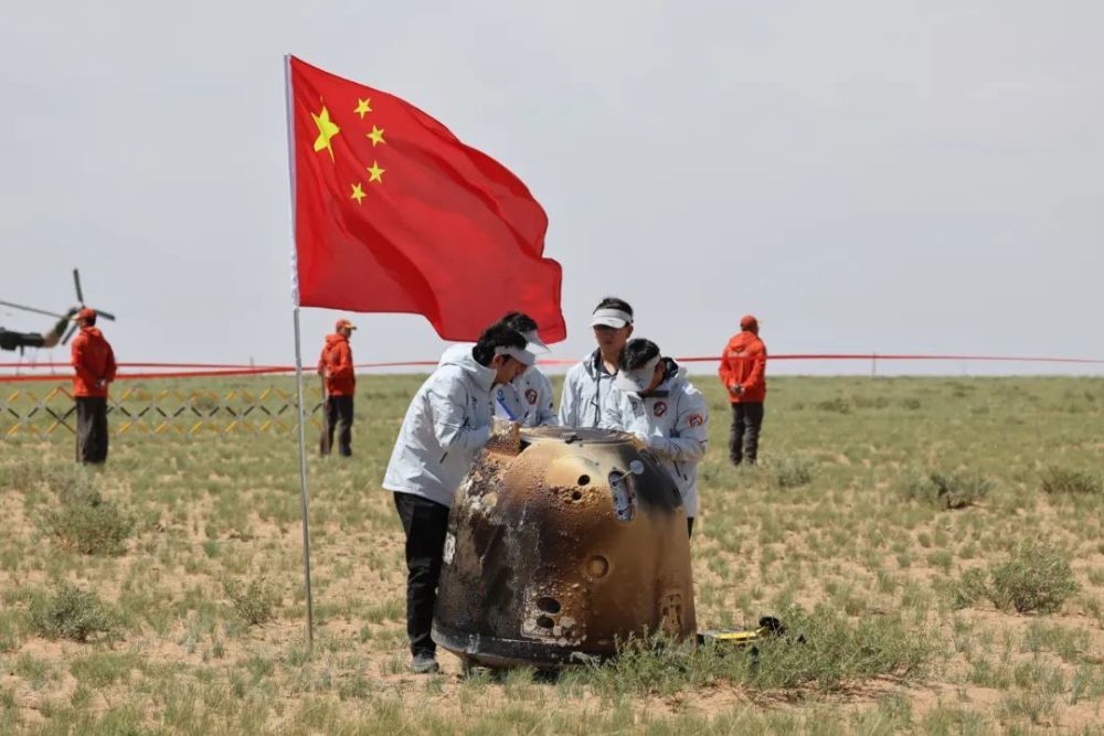 2024年6月25日14时7分,嫦娥六号返回器携带来自月背的月球样品安全着陆在内蒙古四子王旗预定区域,探月工程嫦娥六号任务取得圆满成功。新华社记者 金立旺 摄
