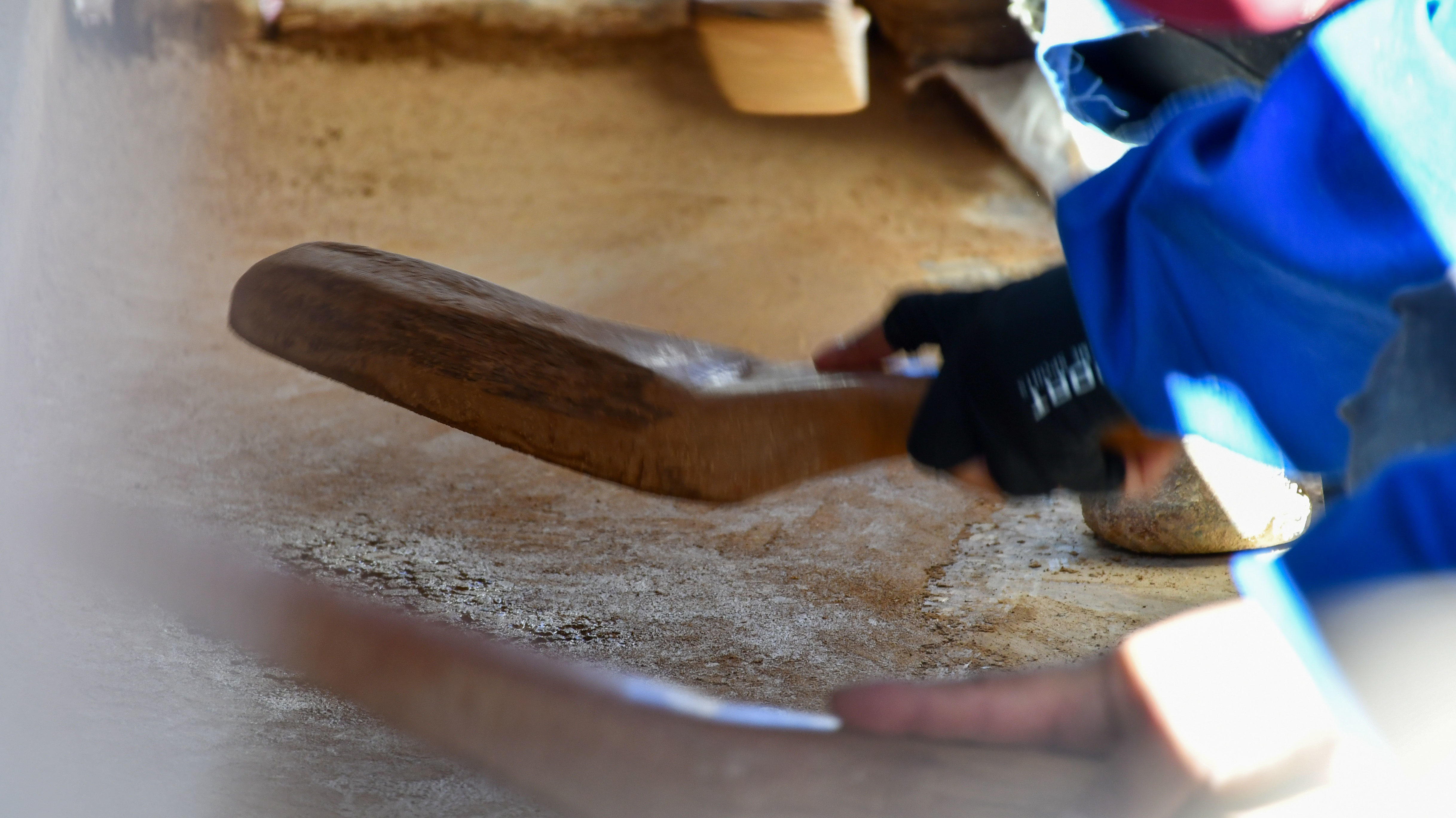 维修科工人修缮布宫裂缝。记者 贡曲罗杰 桑旦欧珠