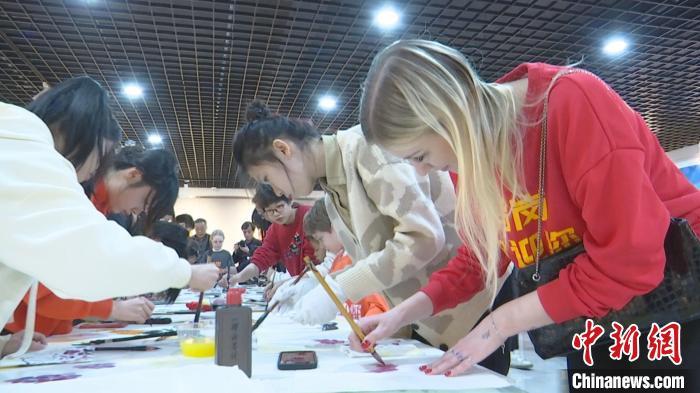 俄罗斯青少年体验中国书法 鹤岗市委宣传部供图