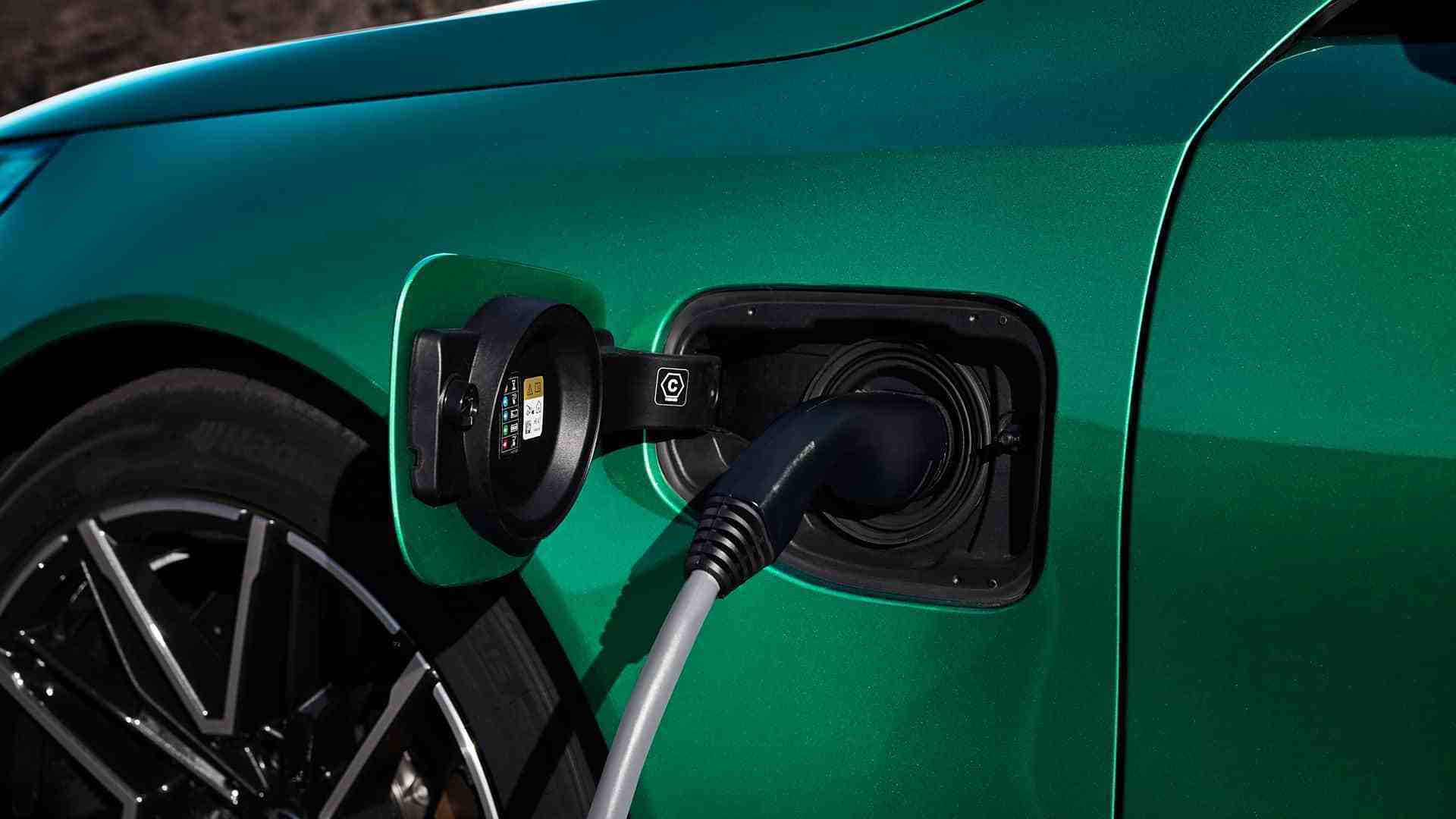 高性能燃油车不死 全新一代宝马M5官图发布 4.4T V8插混 能上绿牌?