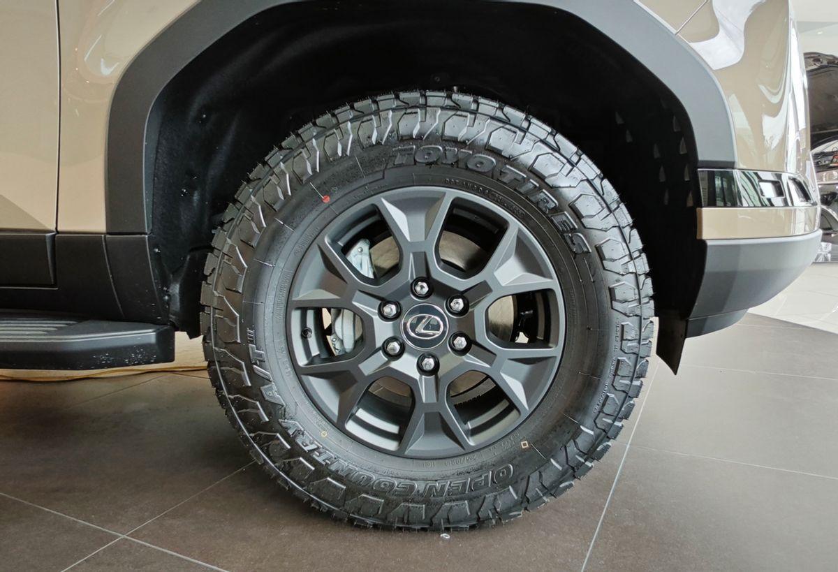 不要考虑比普拉多贵30多万值不值,大哥开心就好,雷克萨斯GX实拍