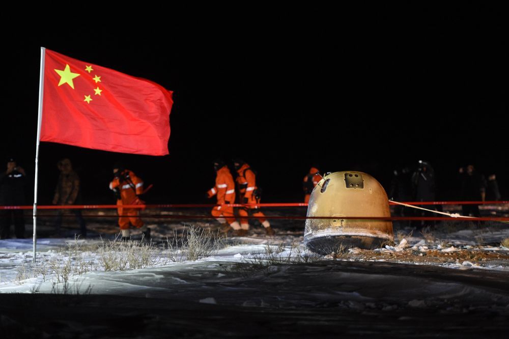 2020年12月17日凌晨，嫦娥五号返回器携带月球样品，采用半弹道跳跃方式再入返回，在内蒙古四子王旗预定区域安全着陆。新华社记者 连振 摄