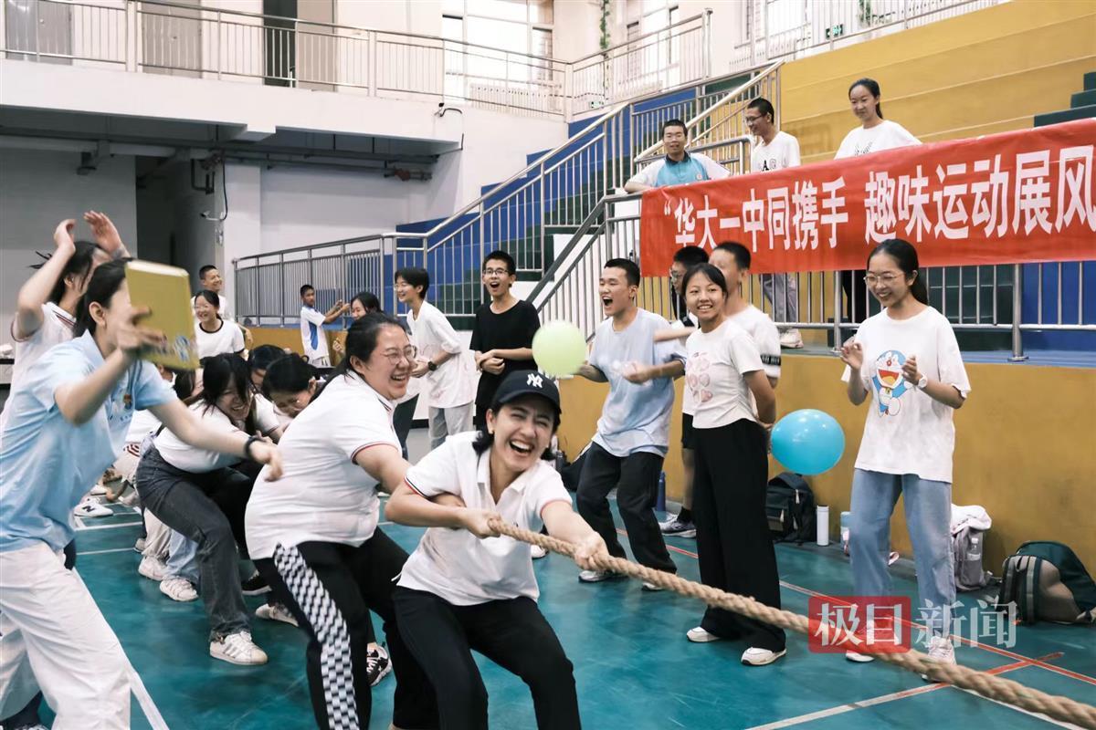 美合日姑丽和同学们开展趣味活动.jpg