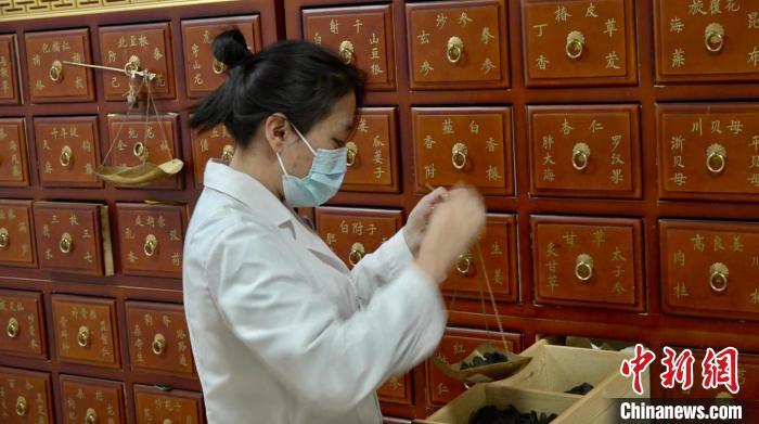 图为在兰州奇正中藏医院内医务人员为患者配药。王牧雨 摄