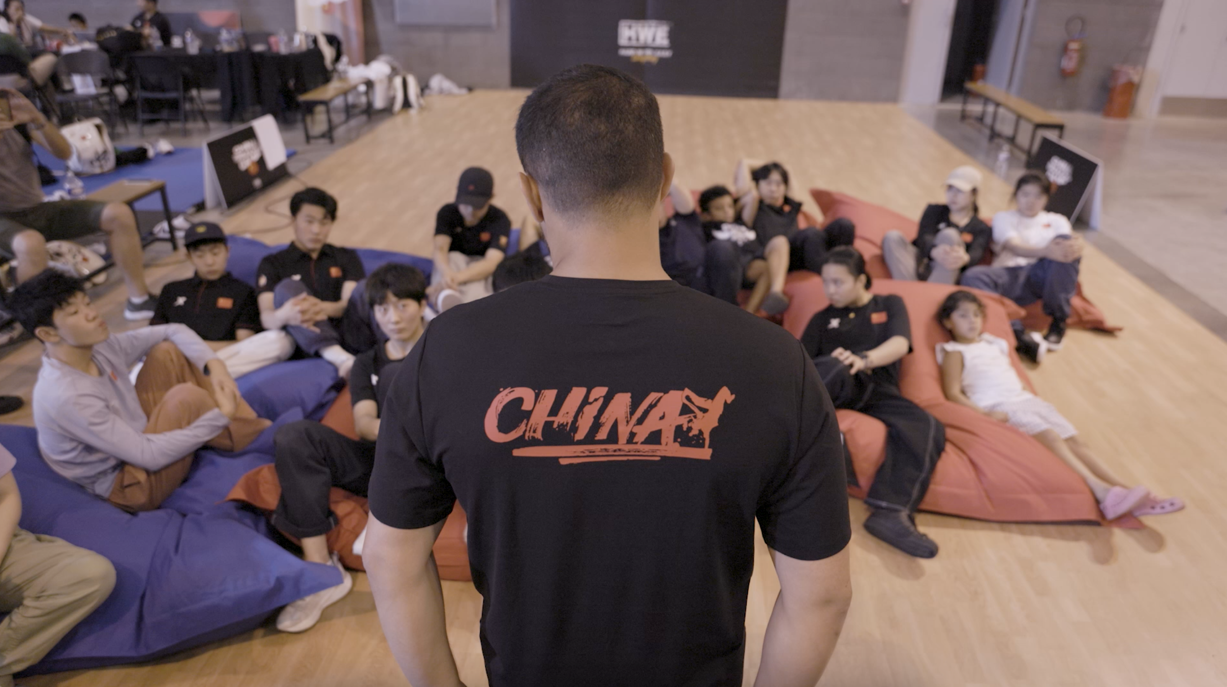 △比巴与中国霹雳舞国家队队员共同训练
