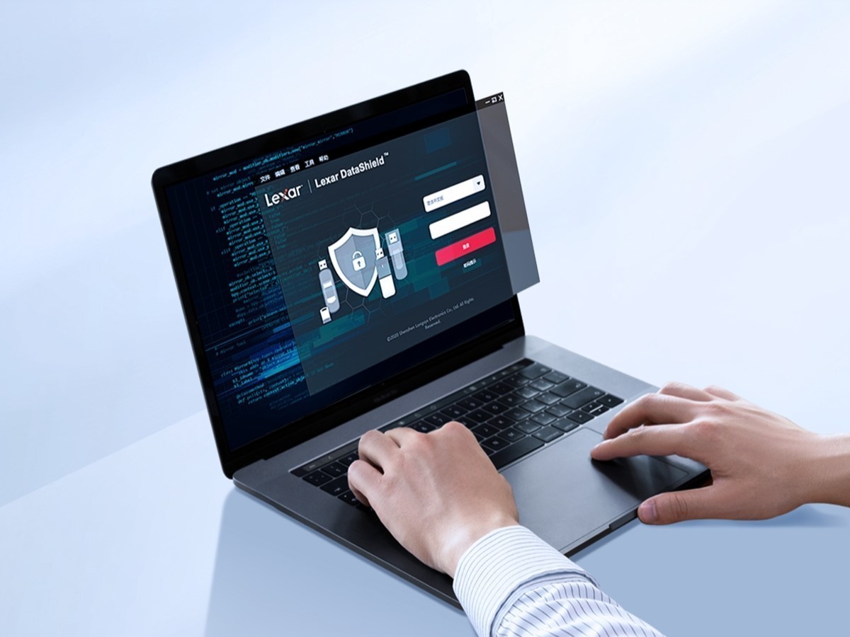 Lexar SL500 移动固态硬盘磁吸套装发布:一款能吸在手机背后的移动固态硬盘