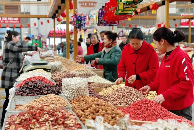 市民在超市选购年货 (央广网发 李新芳 摄)