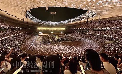 郑州演唱会开场前，场馆附近的商场挤满了观众。受访者|供图