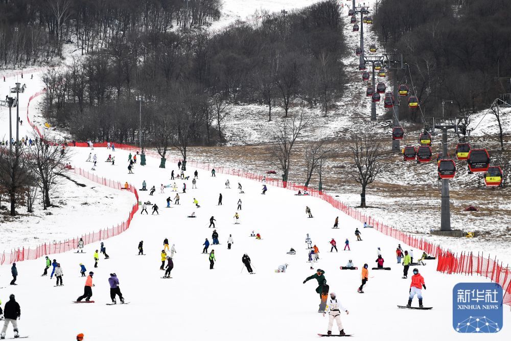 ↑2022年11月19日，滑雪爱好者在吉林省万科松花湖度假区滑雪场滑雪。新华社记者 许畅 摄