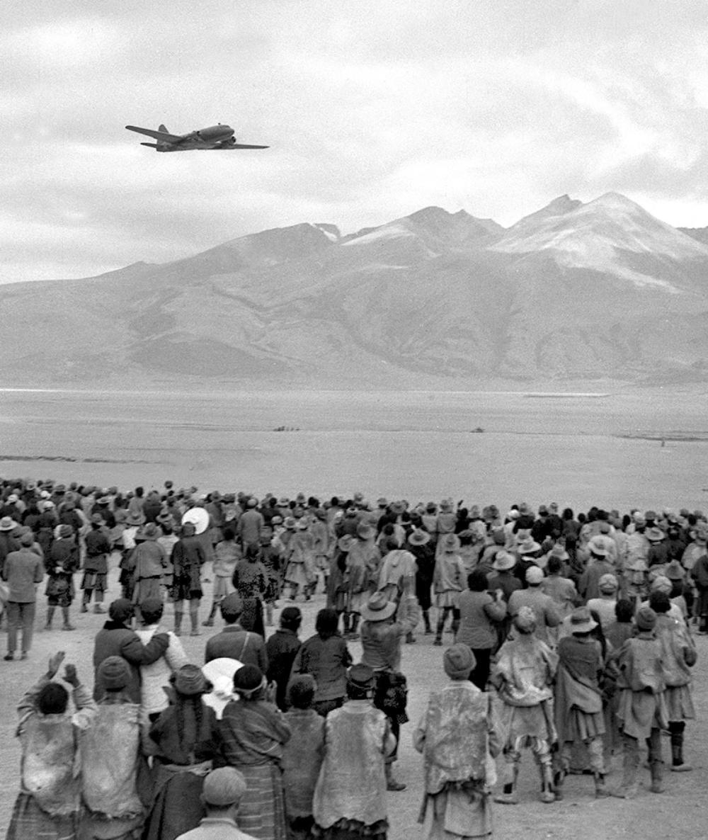 1956年，从北京出发的飞机飞临在拉萨附近机场上空时，受到藏族人民的热烈欢迎。新华社记者钱嗣杰摄