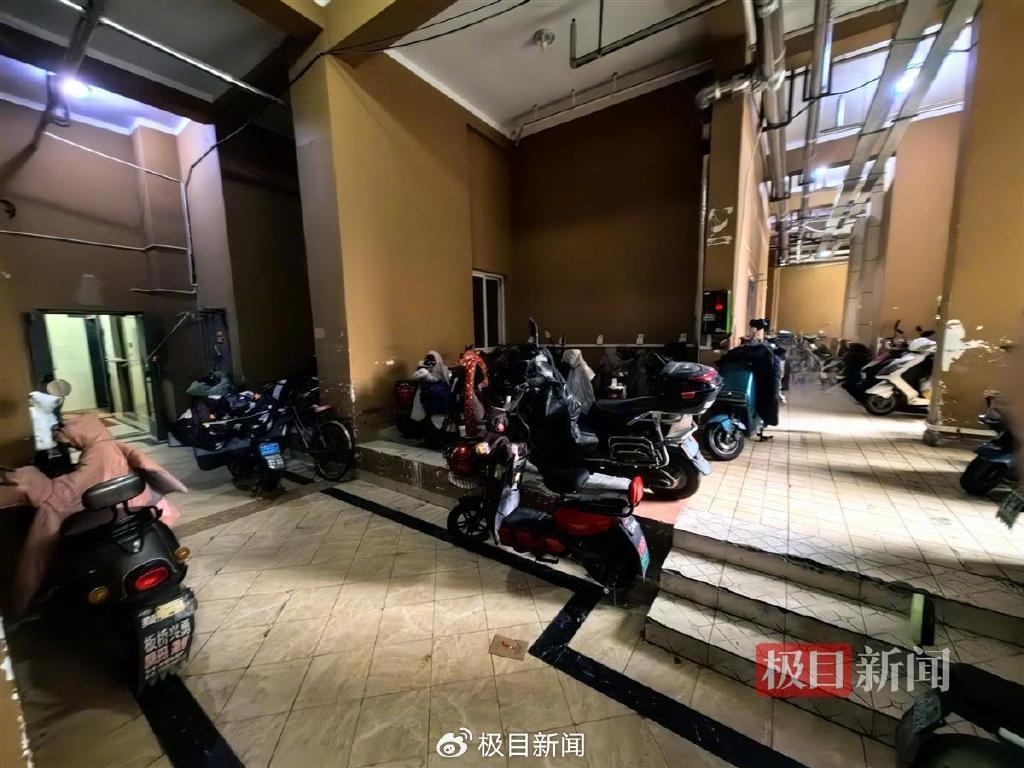 停放在失火楼栋相邻楼栋一楼架空层的电动车