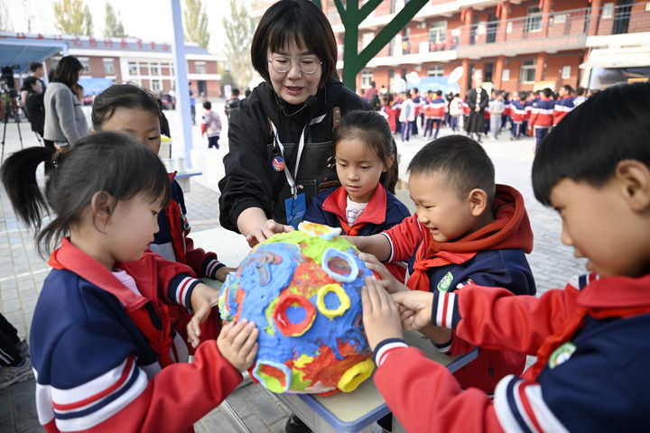 2024年11月1日，宁夏银川市西夏区镇北堡镇华西希望小学学生在科普实践活动上体验手工DIY制作。新华社记者 王鹏 摄