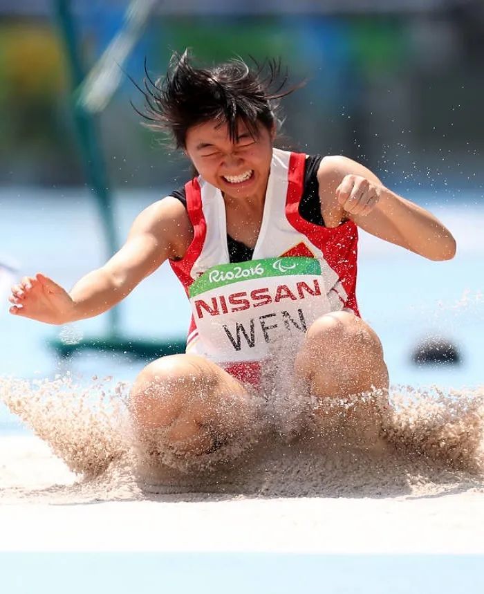 两会上的小燕子又美又飒