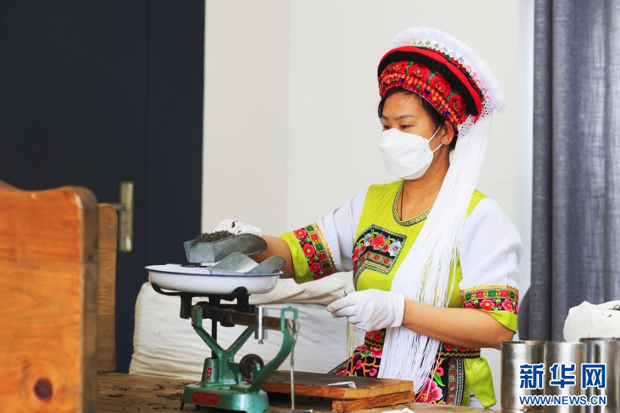 下关沱茶馆传统制茶工艺展示区,工作人员正在称茶(摄于4月1日)。新华网 赵普凡 摄