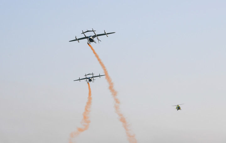 2月27日，5座eVTOL（电动垂直起降）航空器盛世龙在深圳蛇口邮轮母港附近海域上空飞行。新华社记者 毛思倩 摄