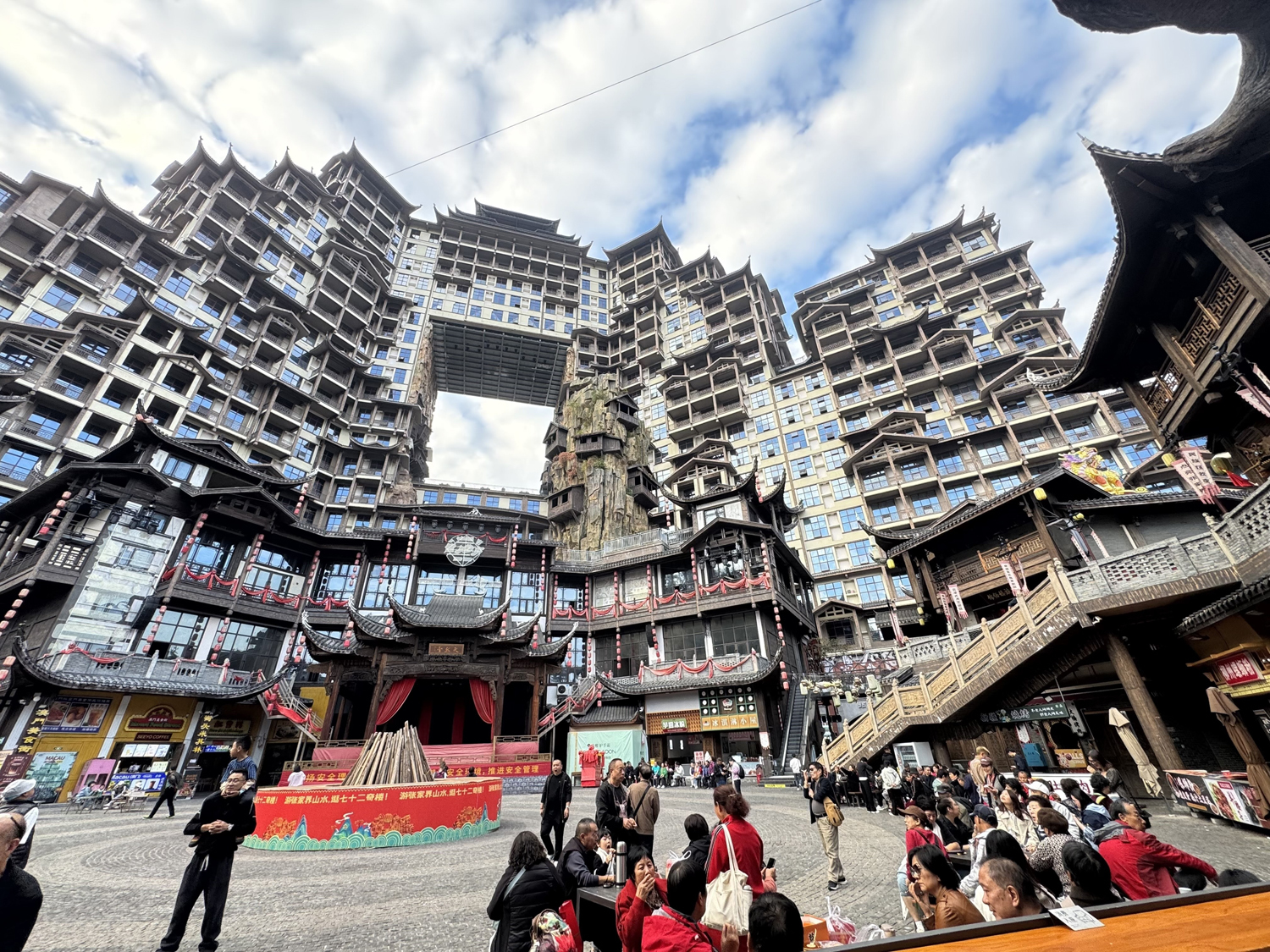下午4点多,七十二奇楼景区内,广场前的椅子上坐满了游客。