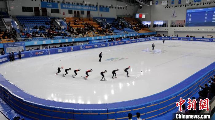 图为“十四冬”短道速滑(青年组)比赛现场。王凯超摄