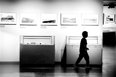 现场展出的黑白照片