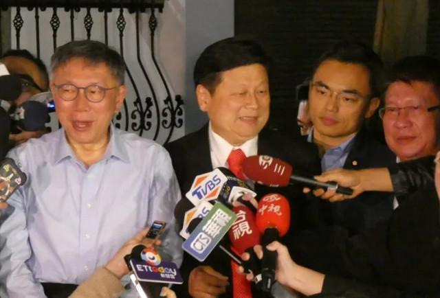 台“立法院”蓝白党团2月22日晚餐叙，会后民众党主席柯文哲(左)和国民党党团总召傅崐萁(右)接受采访。图片来源：台媒截图