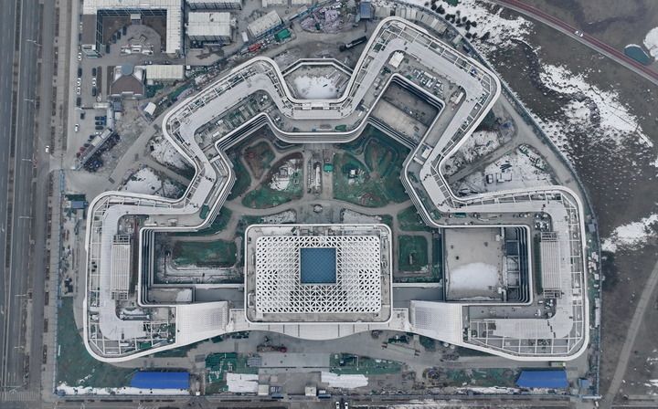 这是位于雄安新区启动区内的中国卫星网络集团有限公司总部大楼建设现场(2024年1月31日摄,无人机照片)。新华社记者 牟宇 摄