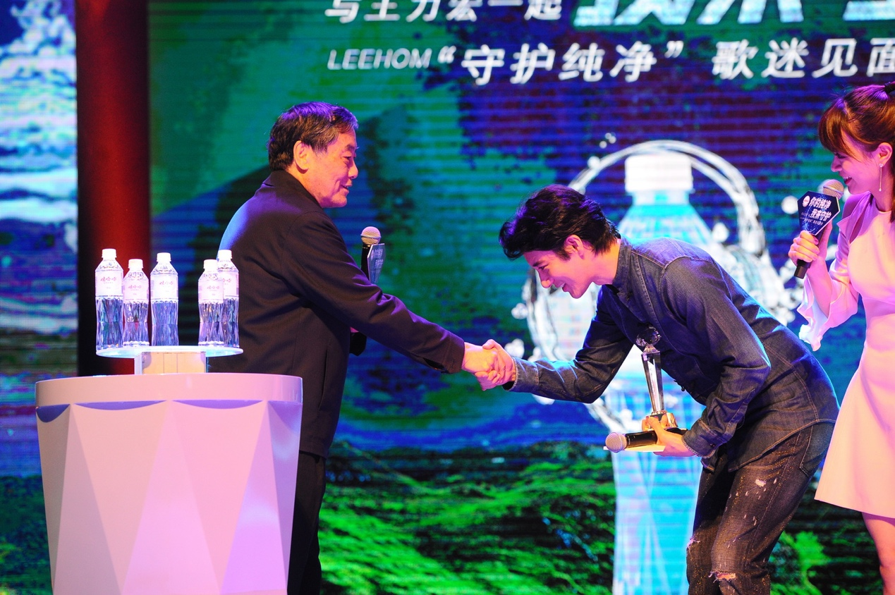 2017年6月5日，浙江杭州，王力宏出席“守护纯净”全国歌迷见面会。自1996年起，王力宏开始担任娃哈哈的代言人，直到2018年，宗馥莉上任娃哈哈集团公关部部长，换掉了这位20年的代言人。