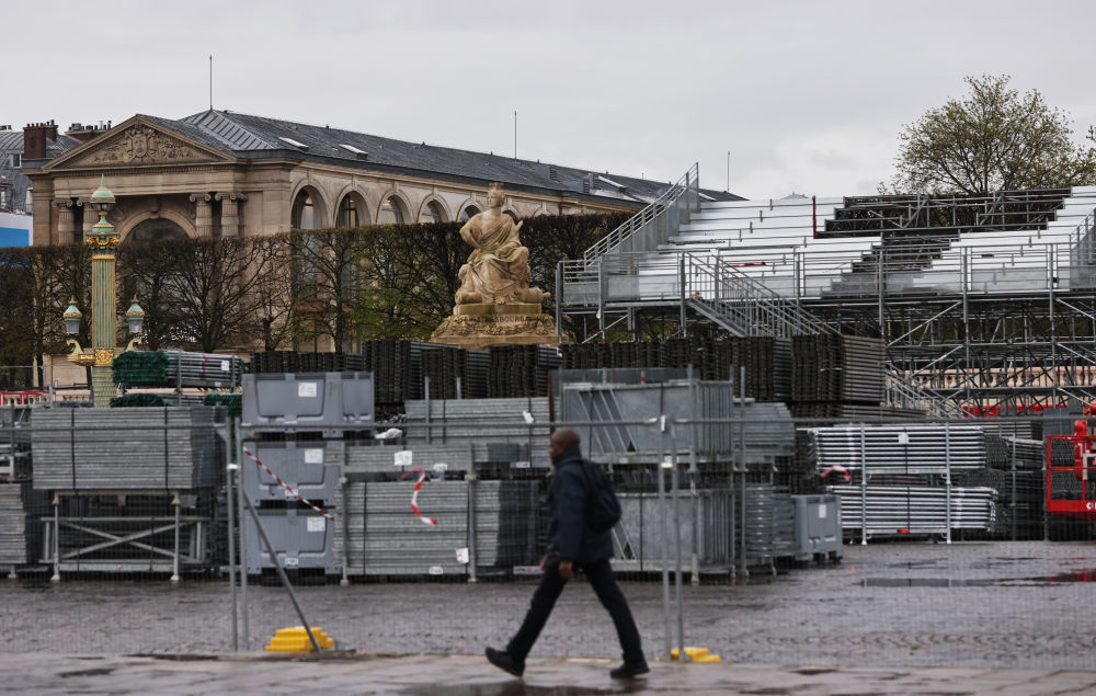 4月2日，行人经过法国巴黎协和广场的奥运比赛场地和看台建设工地。新华社记者 高静 摄