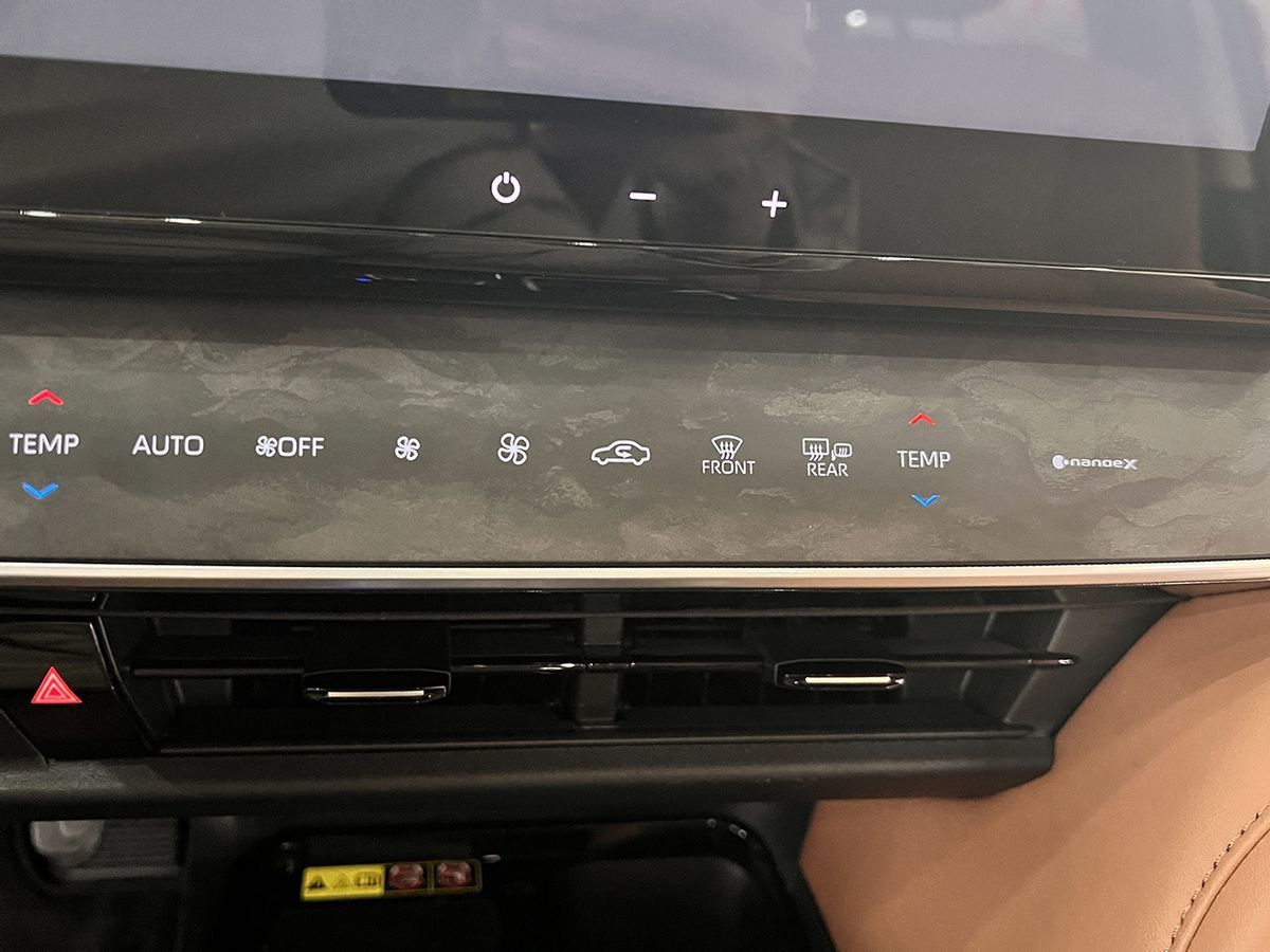 取消2.5燃油版,新增2.0HEV动力,8155芯片上车,全新凯美瑞实拍