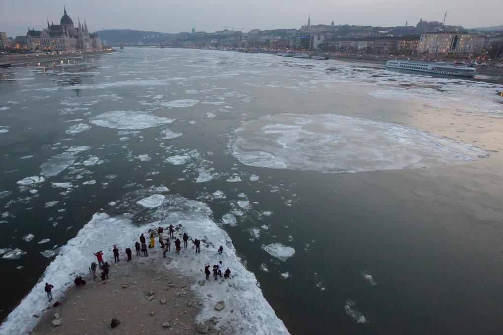 2017年1月9日，在布达佩斯，摄影师在玛尔吉特岛拍摄多瑙河上的浮冰。
