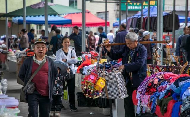 為什么國(guó)人旅游喜歡“拖行李箱”，而外國(guó)人喜歡背包？差距很大