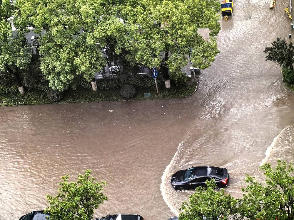 2024年6月24日，长沙，大雨天气，局部路面积水严重，车行逐步。本文图片 视觉中国