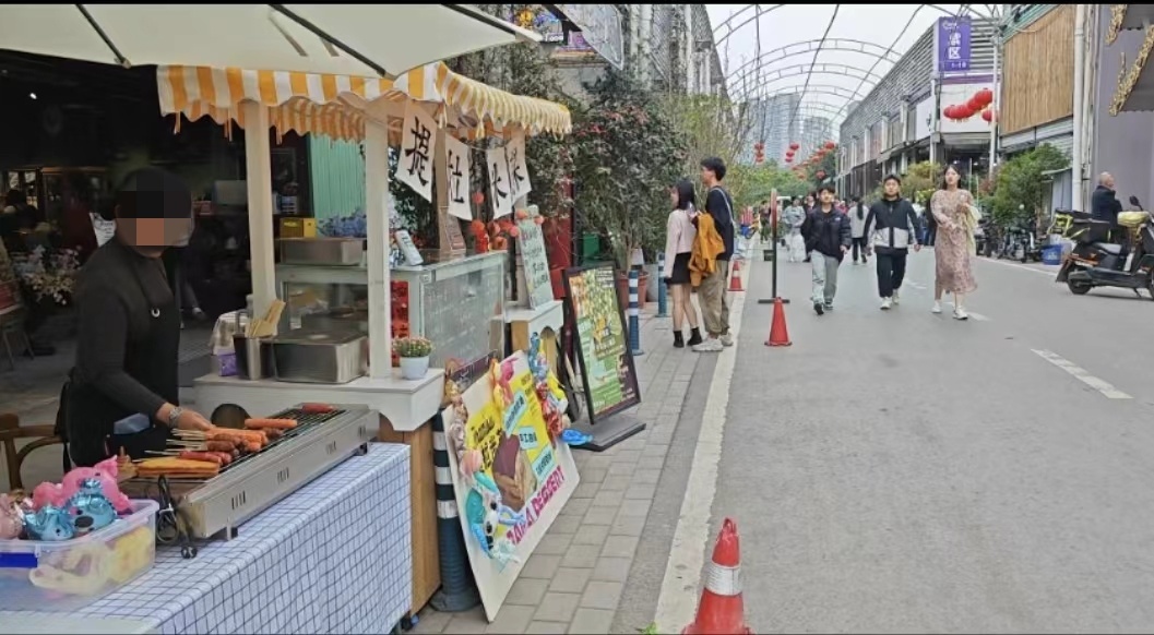 某集市内的烤肠摊位