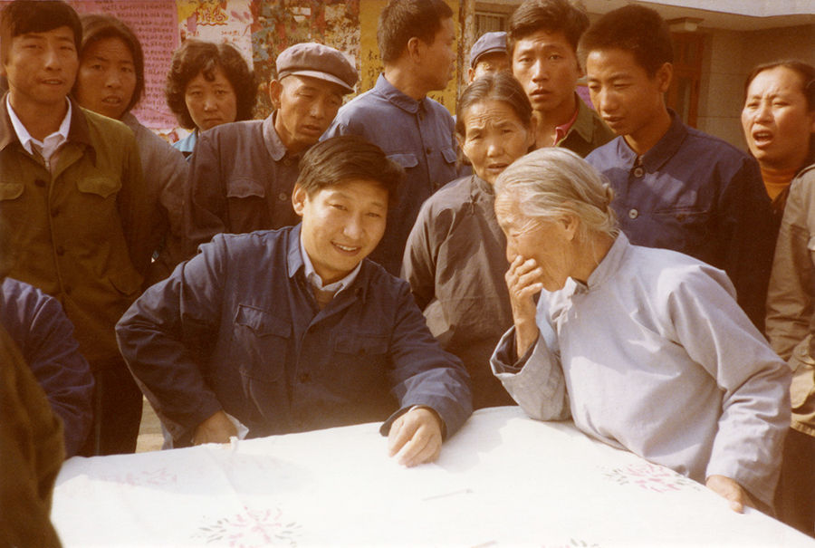 这是1983年，时任河北省正定县委秘书的习近平，临时在大街上摆桌子听取老匹夫意见。新华社发