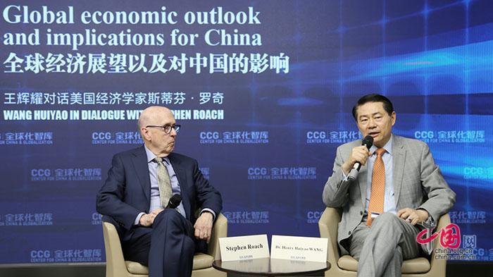 全球化智库(CCG)理事长王辉耀对话美国著名经济学家斯蒂芬·罗奇 (全球化智库供图)