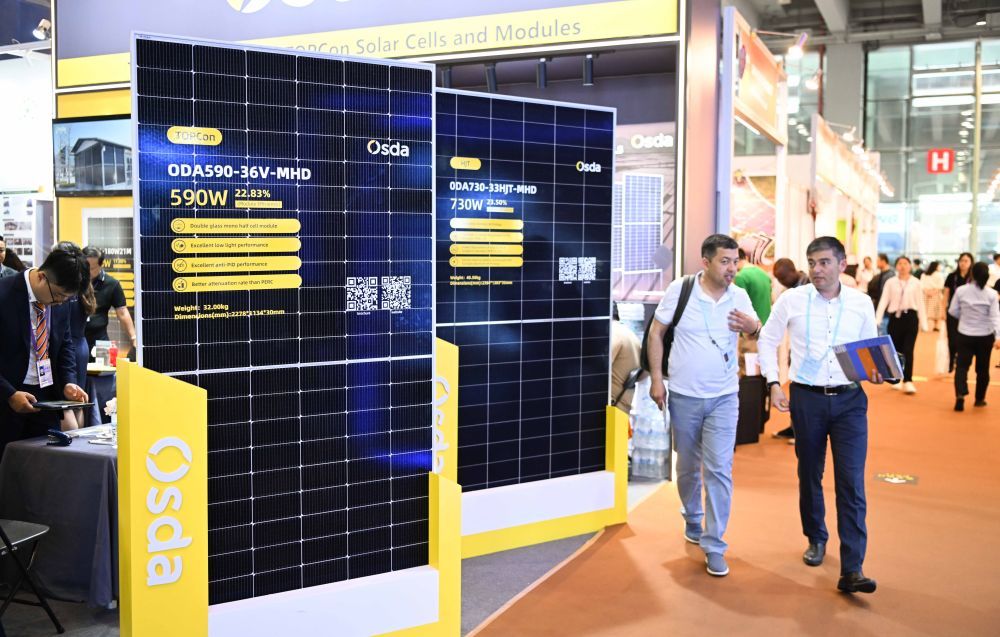 4月15日，境外采购商在广交会上参观太阳能电池展台。（邓华 摄）