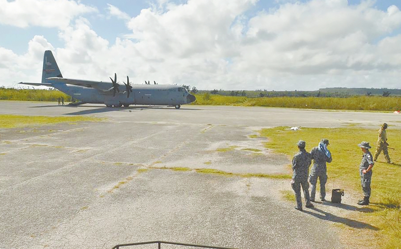 美空军C-130降落在天宁岛机场上。(图源:《星条旗报》)