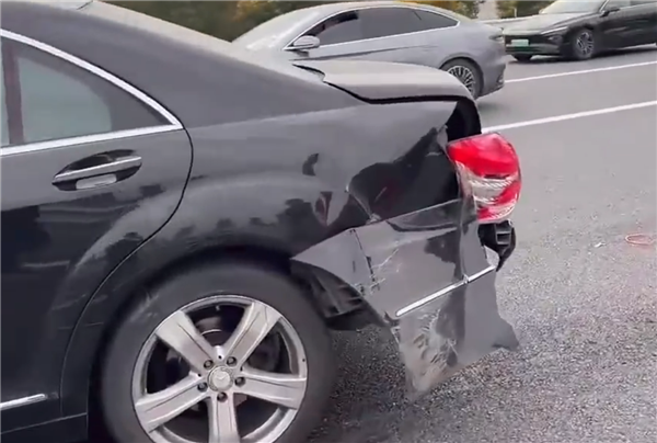 极越07高速上被奔驰追尾 网友:还有配件吗