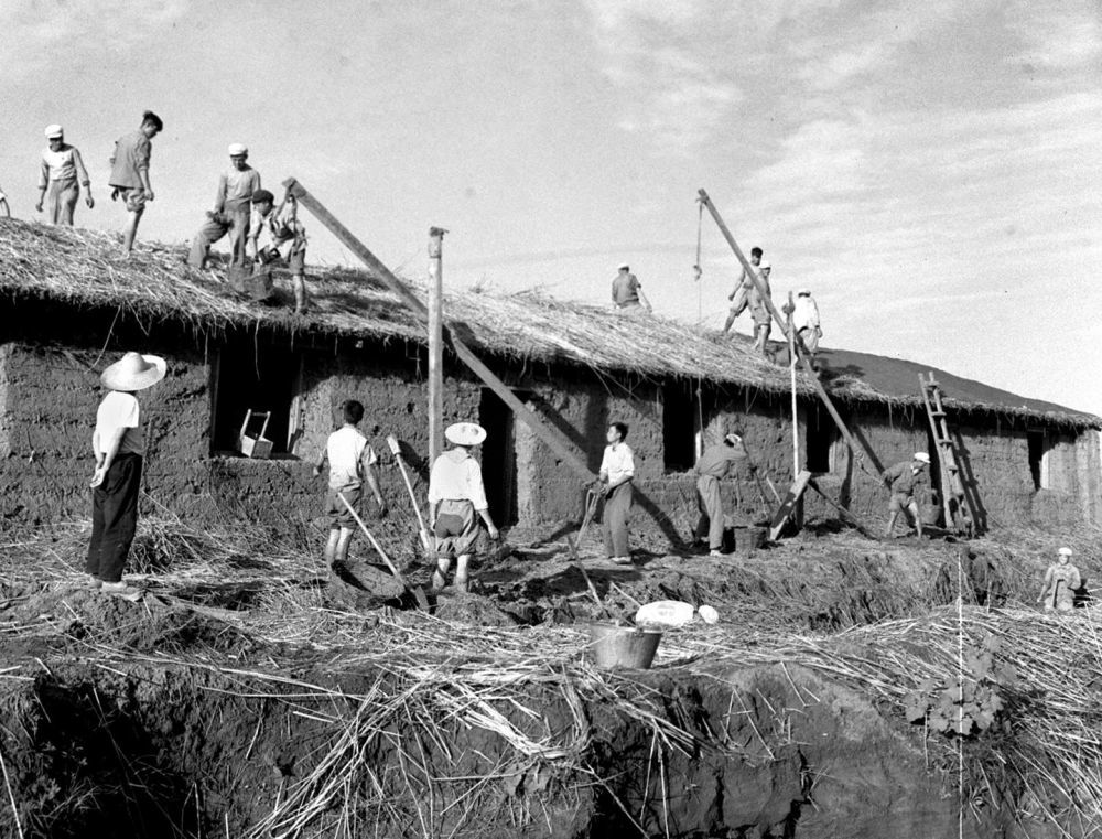 大庆油田建设初期，职工们自己动手盖房屋。