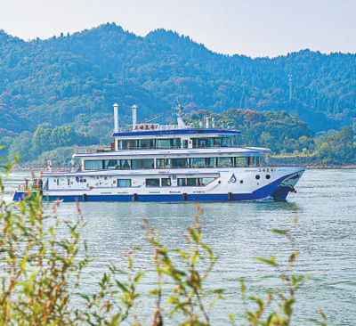 长江上的第一艘氢燃料电池动力船“三峡氢舟1”号在航行。据测算，“三峡氢舟1”号相比传统燃油动力船舶，每年可减少二氧化碳排放343.67吨。新华社记者 肖艺九摄