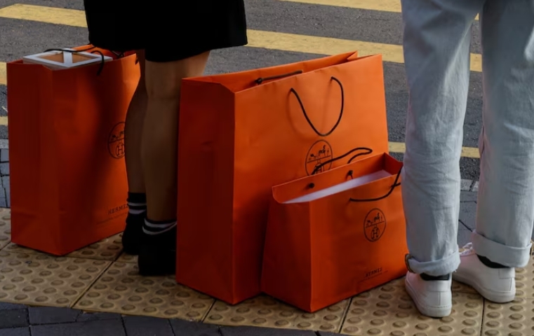 香港街头探花 在线，破钞者提着爱马仕购物袋等红灯 路透社