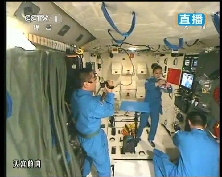 2013年6月20日上午，神舟十号航天员聂海胜、张晓光、王亚平在远离地面300多千米的天宫一号为全国青少年带来神奇的太空一课。