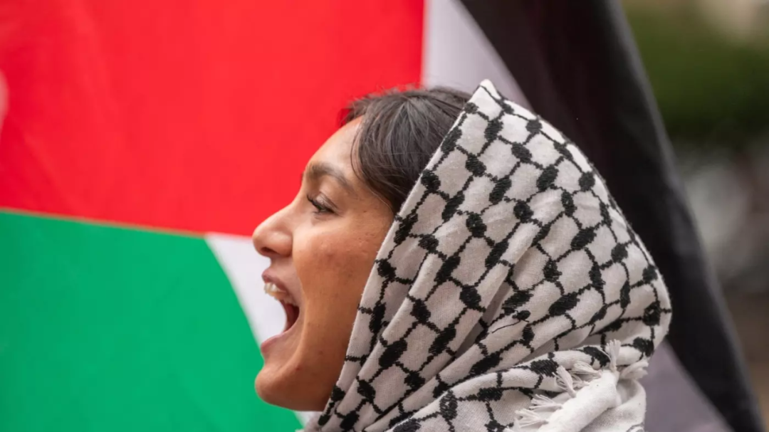 2024年4月24日，一名抗议者在哥伦比亚大学外高呼支持加沙巴勒斯坦人的口号 / 路透社