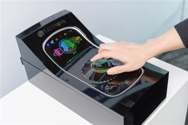 全球首款!LG Display开发50%伸缩率可拉伸显示屏:12英寸秒变18英寸