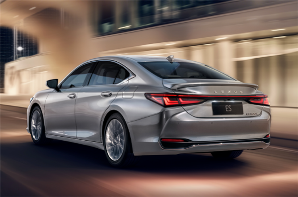 车灯自带“闪电” 新款雷克萨斯ES上市:29.99万起