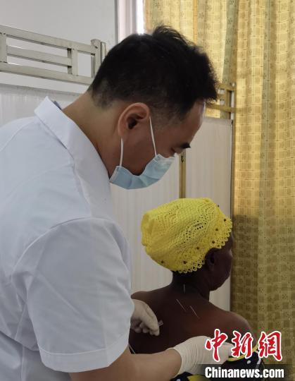 图为安凌飞为卢旺达民众进行针灸治疗。(资料图)安凌飞供图