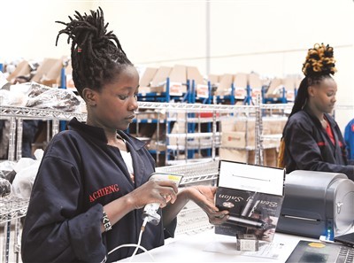 在肯尼亚姆洛隆戈，Kilimall员工在海外仓内工作。新华社记者 李亚辉摄