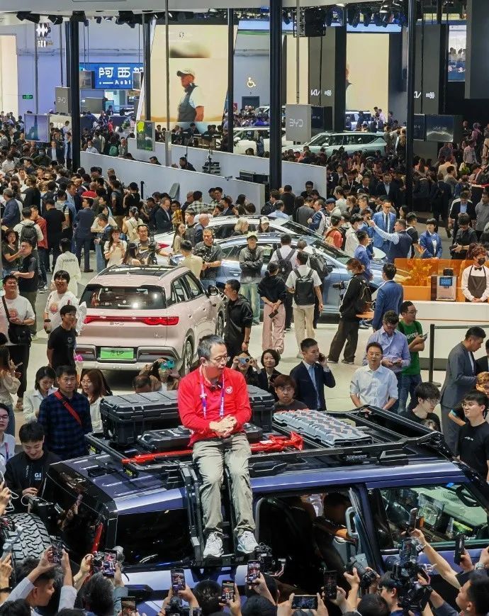 图|周鸿祎坐在车顶(来源于网络)