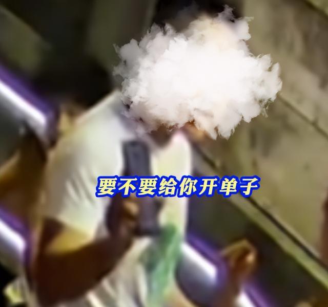 男子声称“我开单子罚死你”，旅拍店主：其带女友想免费拍照未果，自称执法人员发飙