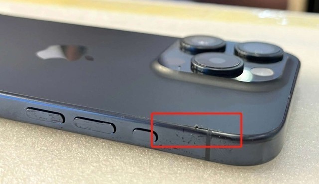 苹果 iPhone 15 Pro 被曝后玻璃盖板粘合剂渗出,引发用户担忧