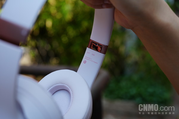 Beats Solo 4耳机内部拥有“LEFT EAR”的镌刻字样